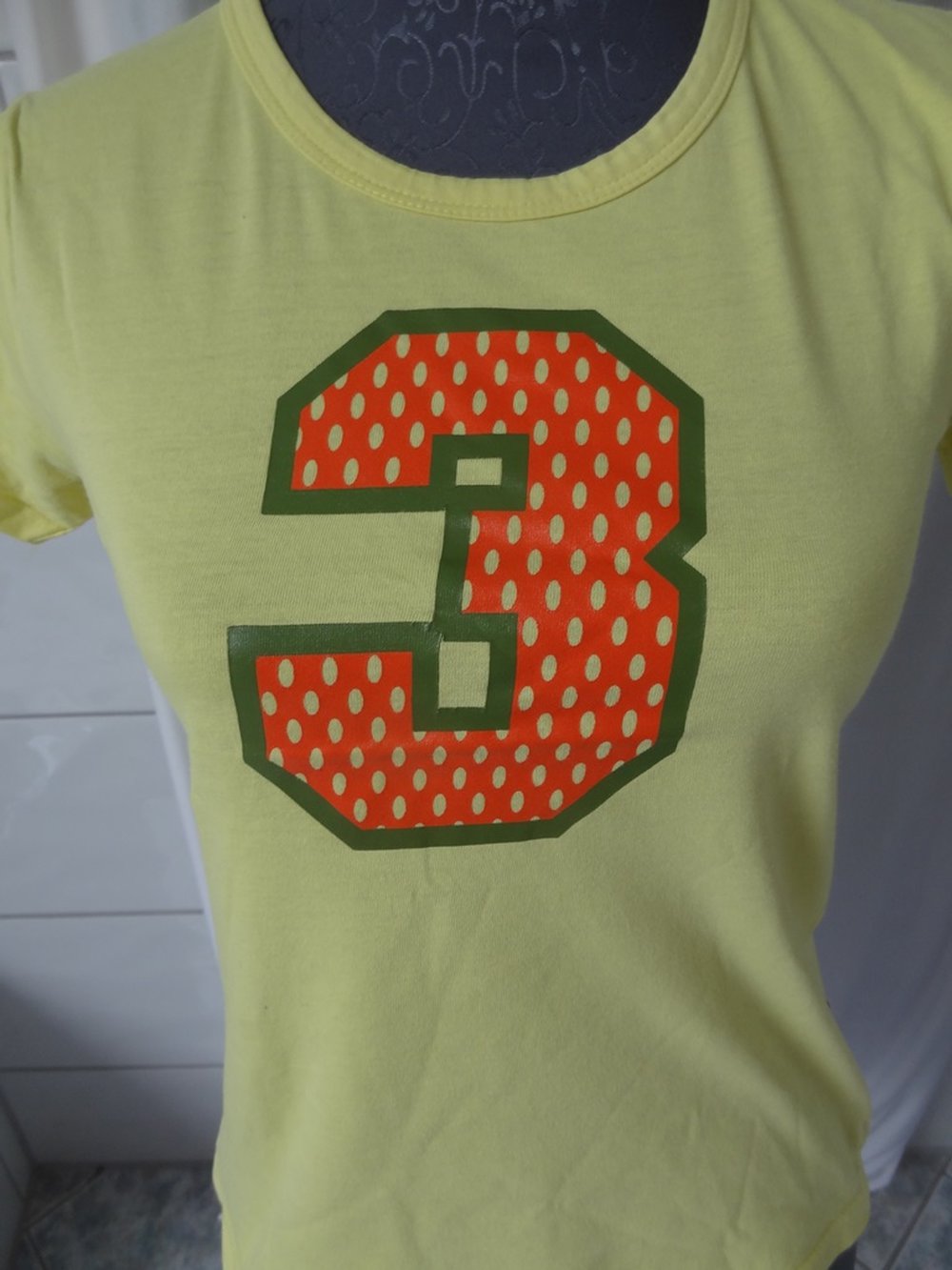 Cooles gelbes T-Shirt mit aufgedruckter 3