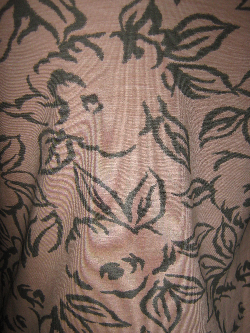 NEU * DESIGNER * Blumen * Blüten * Flower- Power * Carmen * V- Ausschnitt * Bodycon * T- Shirt * Gr. 38- 40/ S- M * caramèl- beige * kahki- grün *