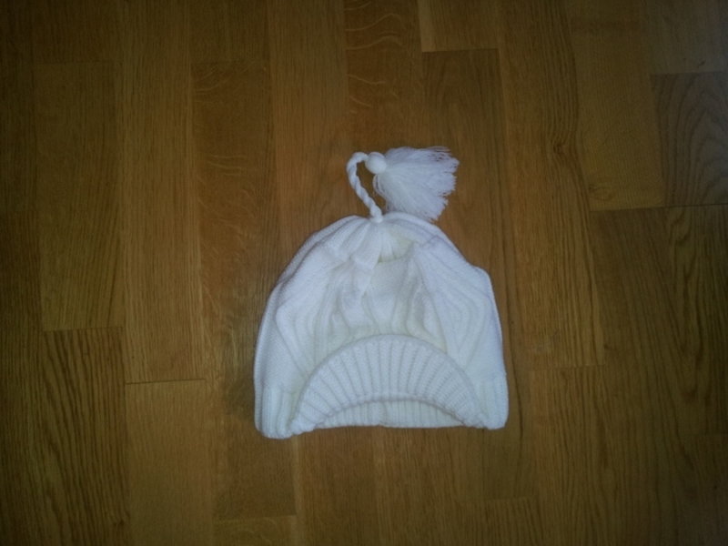 Mütze weiß Schirm Bommel