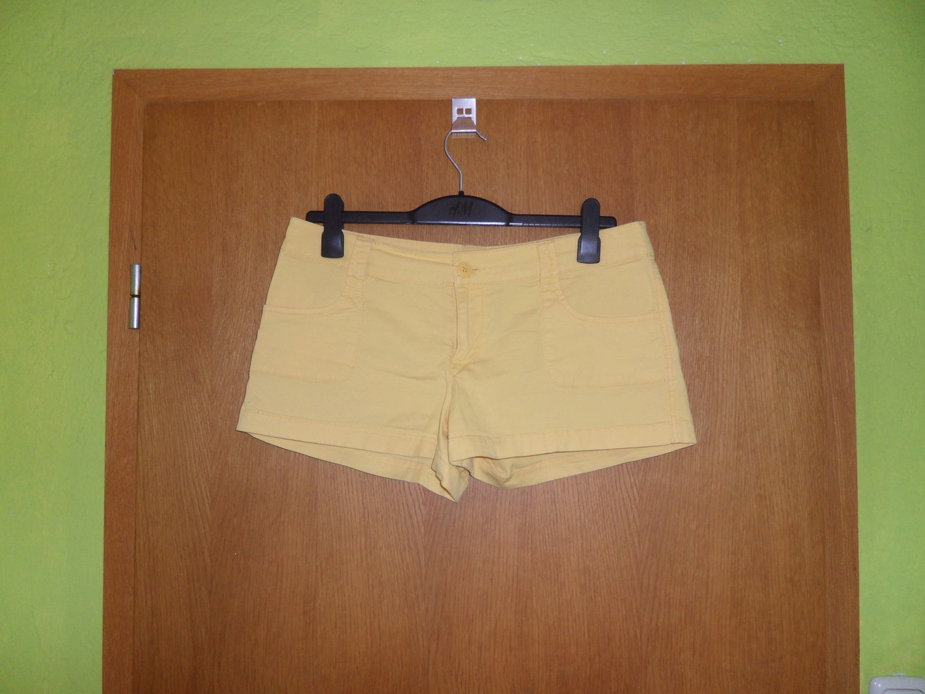 Kurze Shorts, knalliges gelb