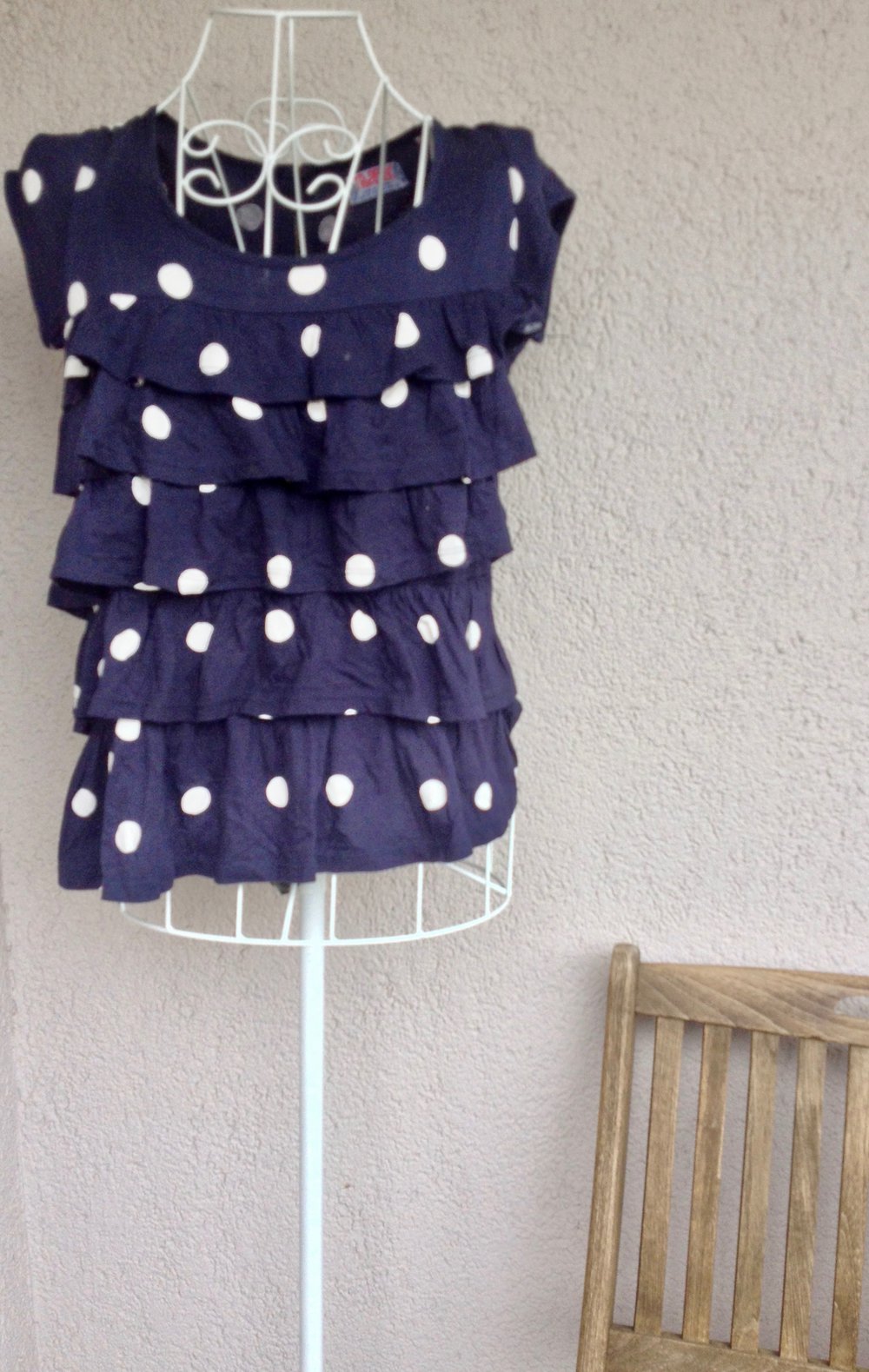 Schönes Oberteil mit Punkten und Rüschen