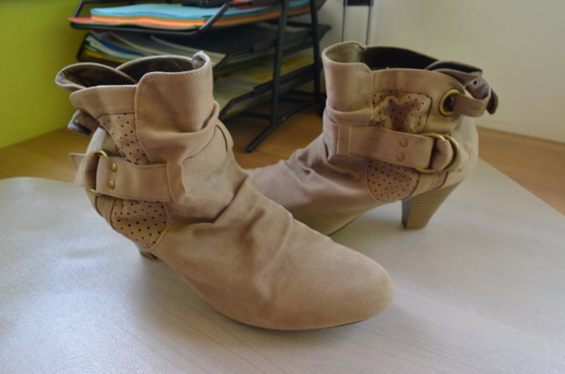 Beige Stiefeletten mit Absatz
