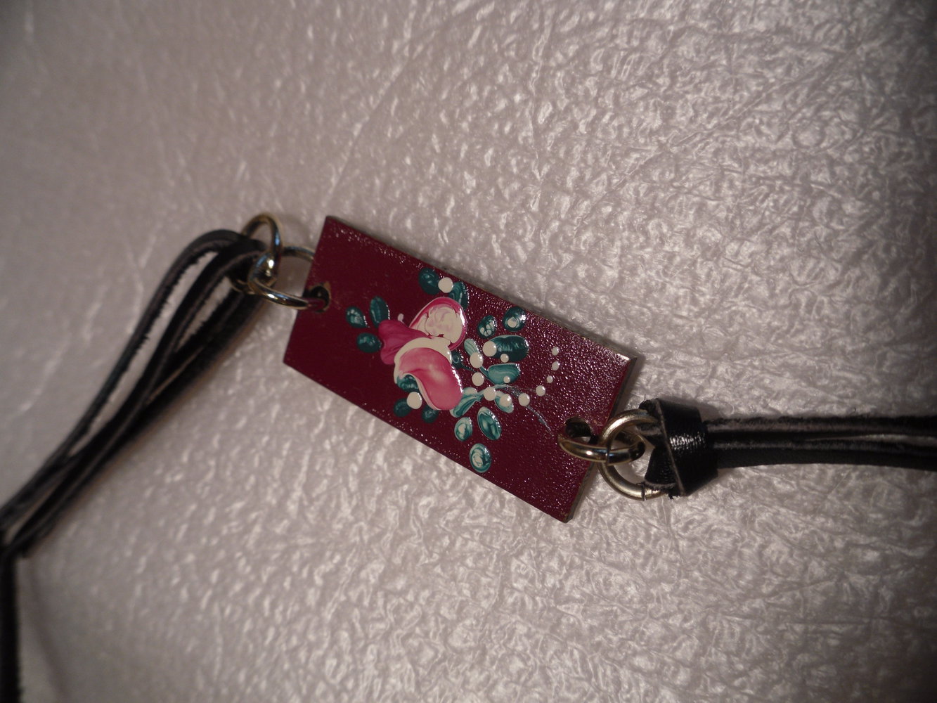 Handbemaltes Medallion mit Lederband