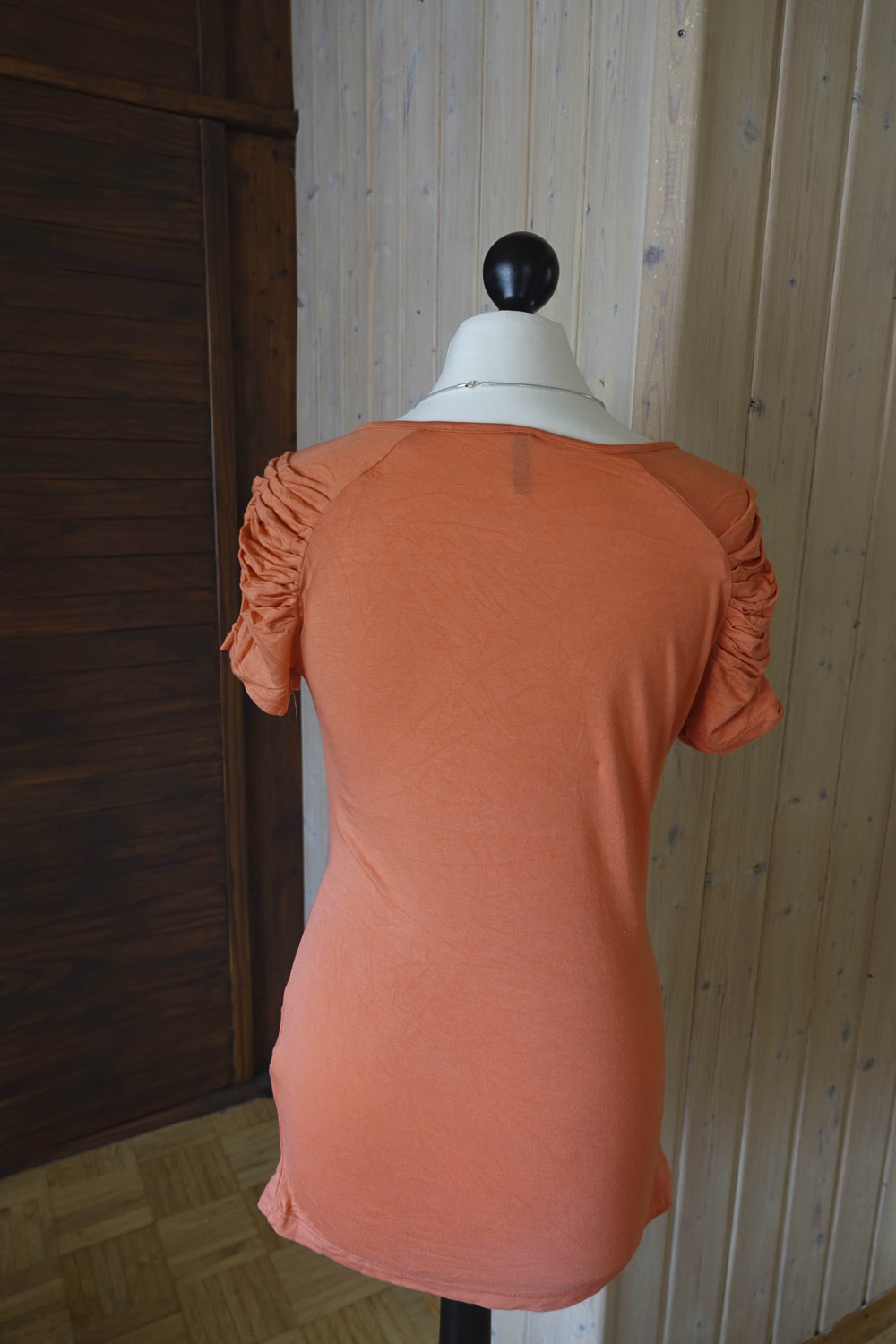 Schönes gerafftes T-Shirt in Aprikotfarben