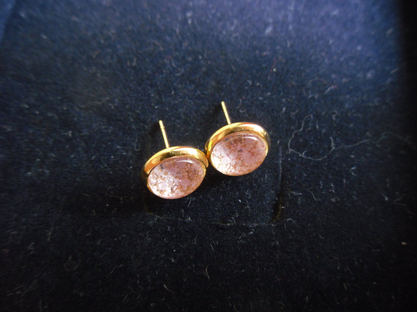 Cabochon-Ohrstecker zart rosa glitzernd 