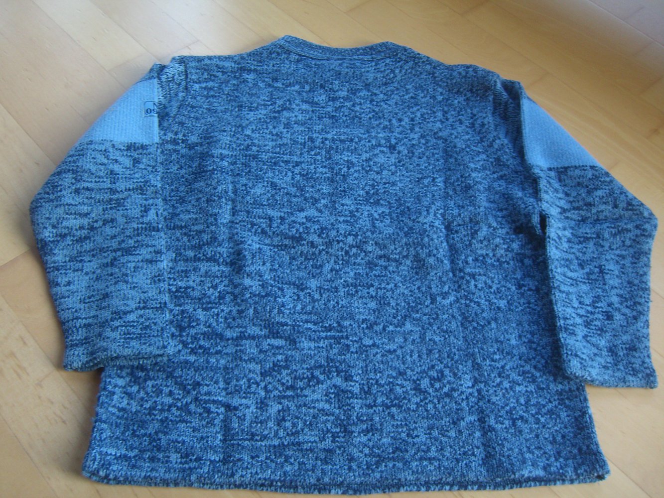 Blauer Strickpulli