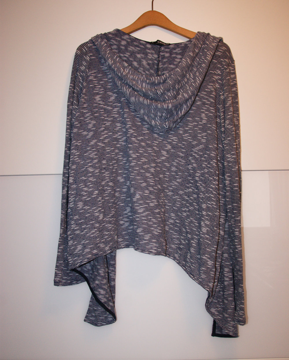Blau-weiß gemusterter Cardigan mit Wasserfall und Kapuze