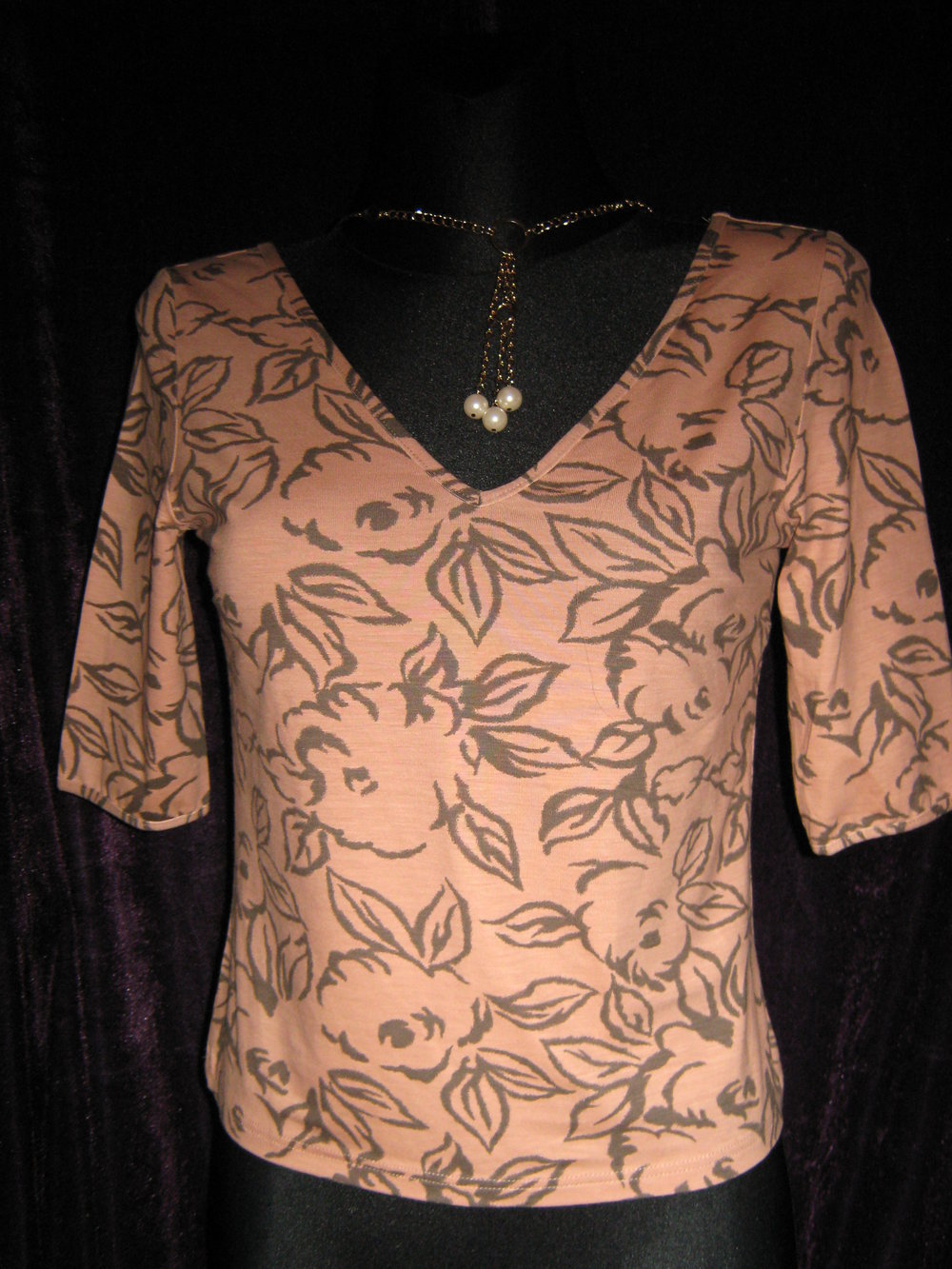 NEU * DESIGNER * Blumen * Blüten * Flower- Power * Carmen * V- Ausschnitt * Bodycon * T- Shirt * Gr. 38- 40/ S- M * caramèl- beige * kahki- grün *