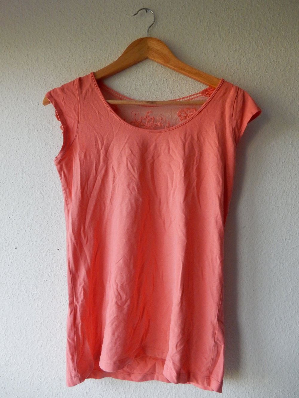 lachsfarbenes Shirt mit Spitze am Rücken