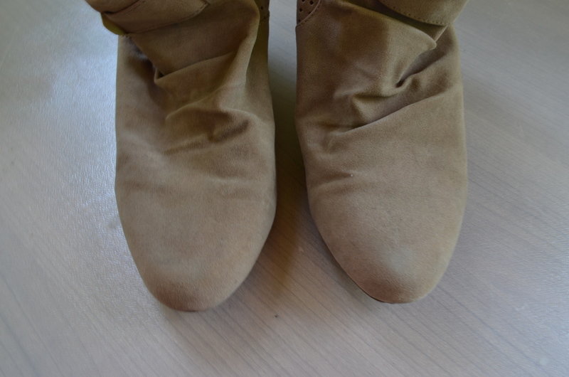 Beige Stiefeletten mit Absatz