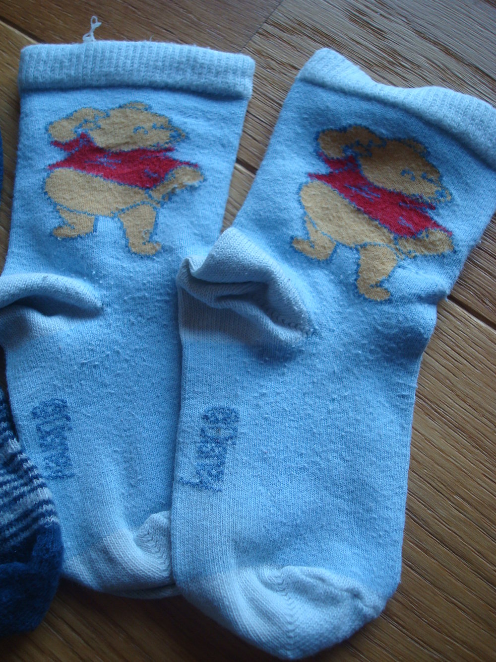 2 Paar Socken mit Winnie Pooh Gr. 19-23