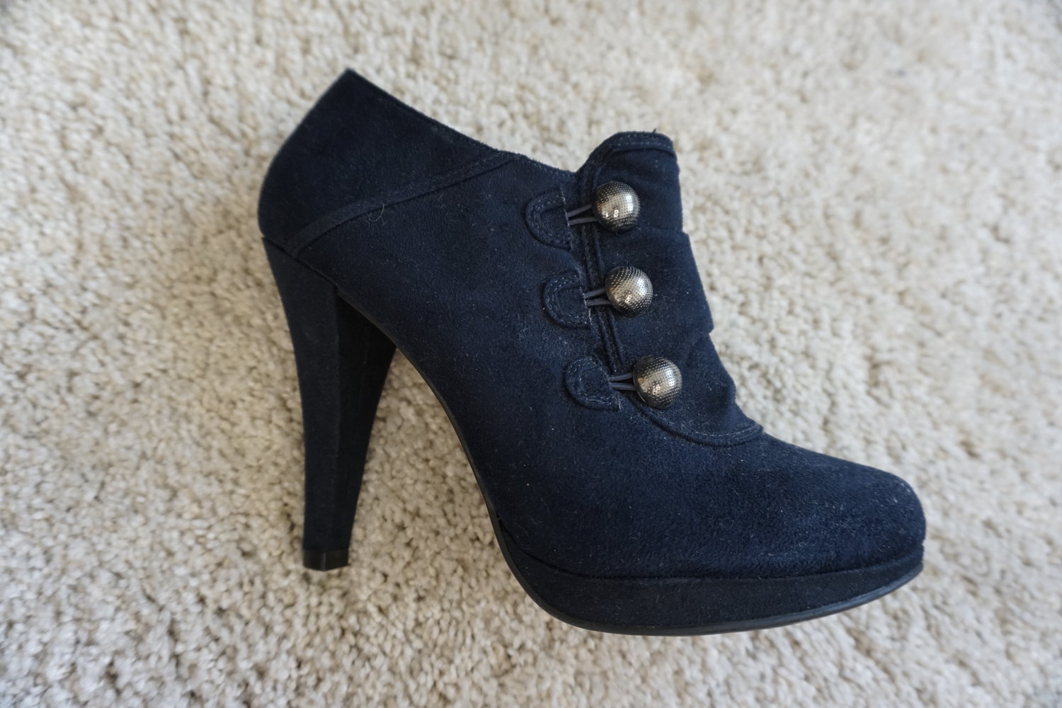 Plateau Stiefelette Velourleder blau silberne Knöpfe