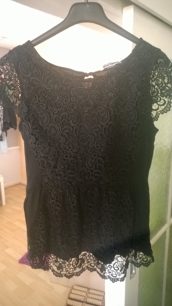 schwarzes T-Sirt mit Spitze