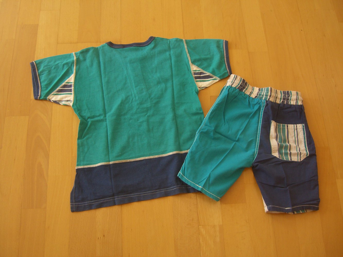 Coole Sommerkombi, bestehend aus Shorts und T-Shirt