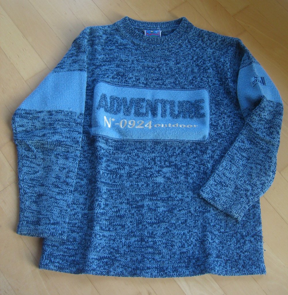 Blauer Strickpulli