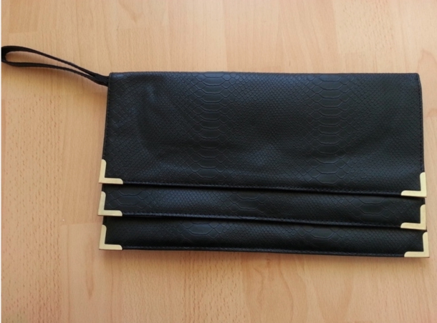 Clutch mit goldenem Detail