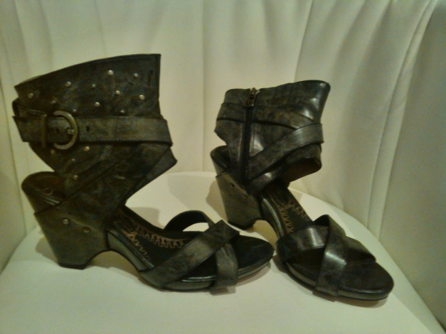 NEU Tamaris Sandalen Schuhe Gr. 41 Grau Antikoptik mit Nieten