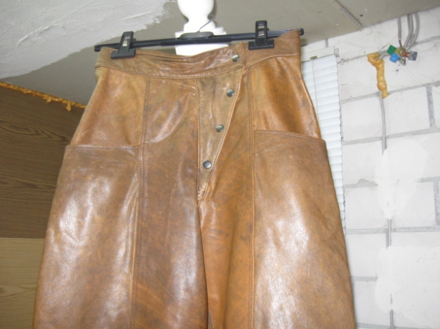*** Achtung ~ Lederladys aufgepaßt ~ Ausgeflippte Lederhose ***