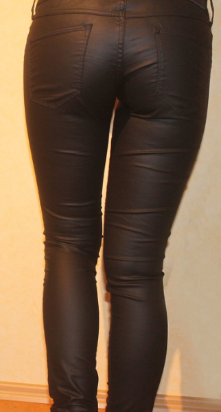 neue schwarze Lederhose