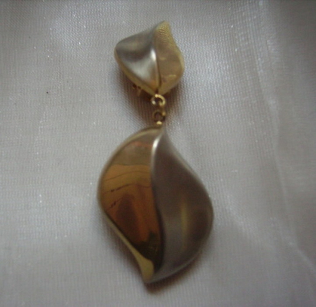 Ohrclip 80er Original in betörender Form! Solo-Ohrring abstrakte gold Blattform elegant & sexy!