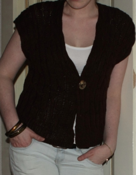 Süße braune Strickweste mit großem Knopf, Gr. 36-40