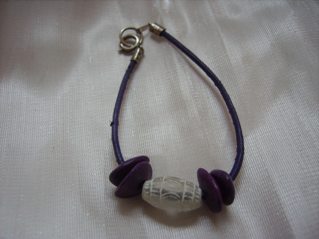 Lila Custom-Armband in romantischer Ethno-Eleganz