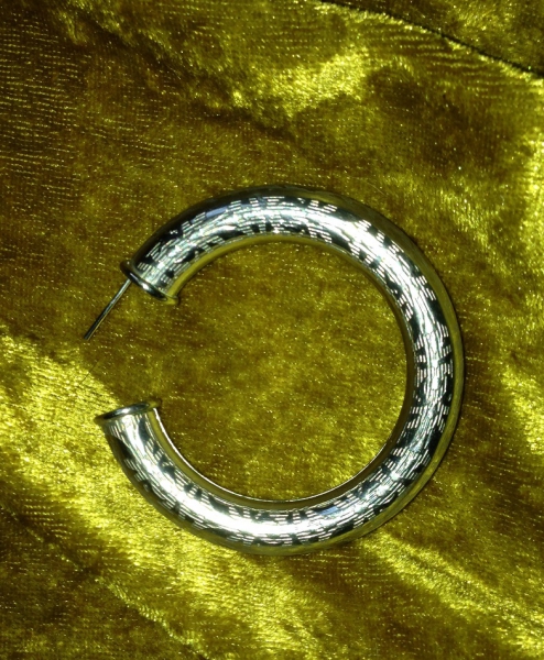 Ohrring Kreole 80er Original: Exotisches Muster auf Solo-Kreole!