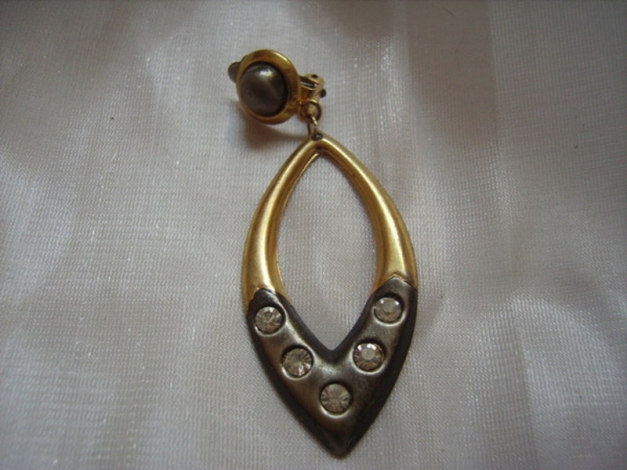 Kultiger 80er-Solo-Ohrclip mit betörendem Strassdesign!