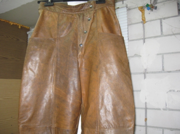 *** Achtung ~ Lederladys aufgepaßt ~ Ausgeflippte Lederhose ***