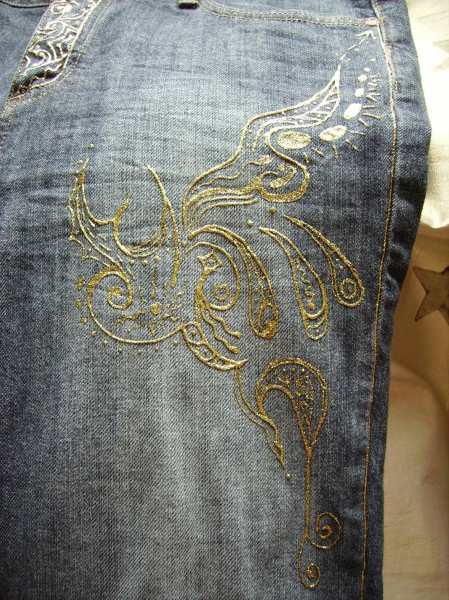Designerjeans ~ Handgemaltes Psychedelic-Muster in Goldglitter