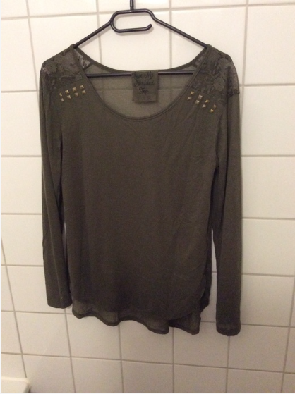 Grünes Oberteil mit Spitze und Nieten