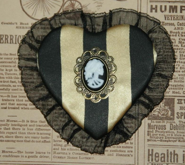 Steampunk Brosche in Herzform beige schwarz victorianisch