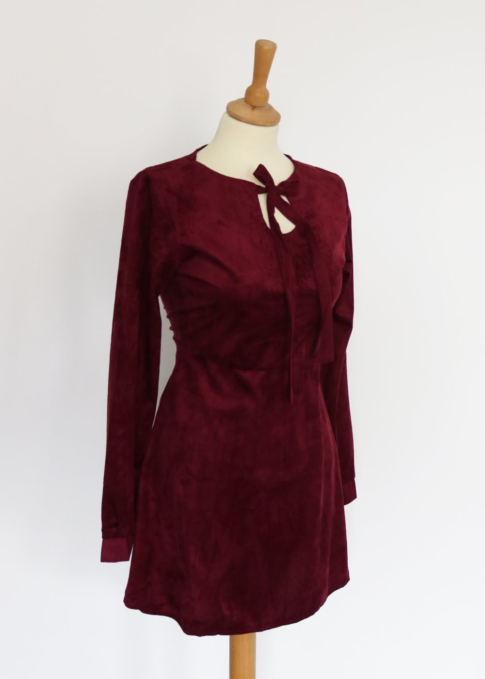 dunkelrotes Mini Skaterkleid mit Schluppenkragen Velourlederoptik