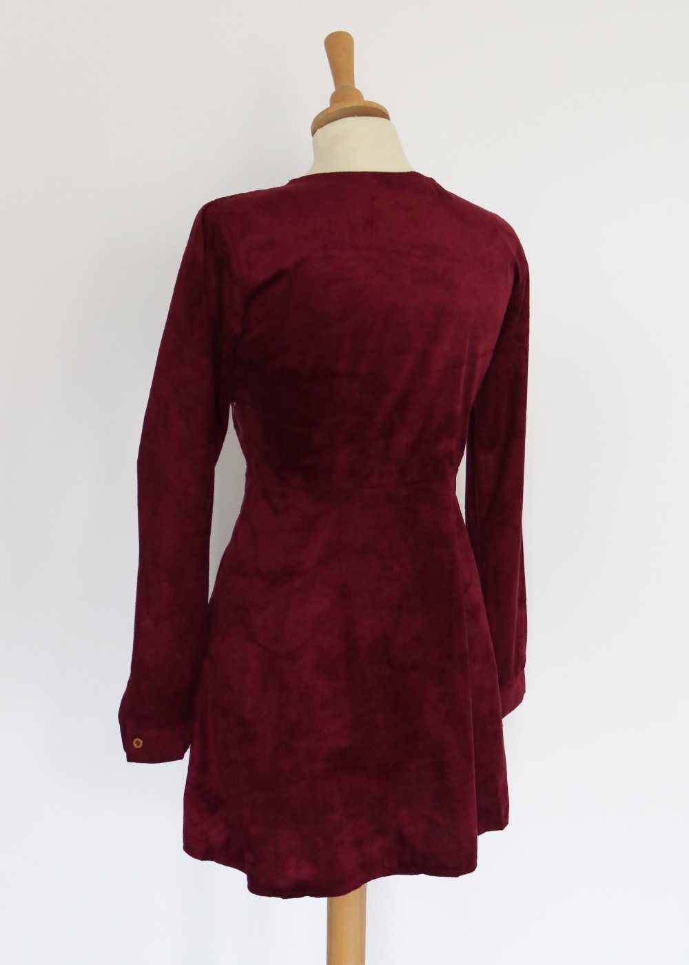 dunkelrotes Mini Skaterkleid mit Schluppenkragen Velourlederoptik