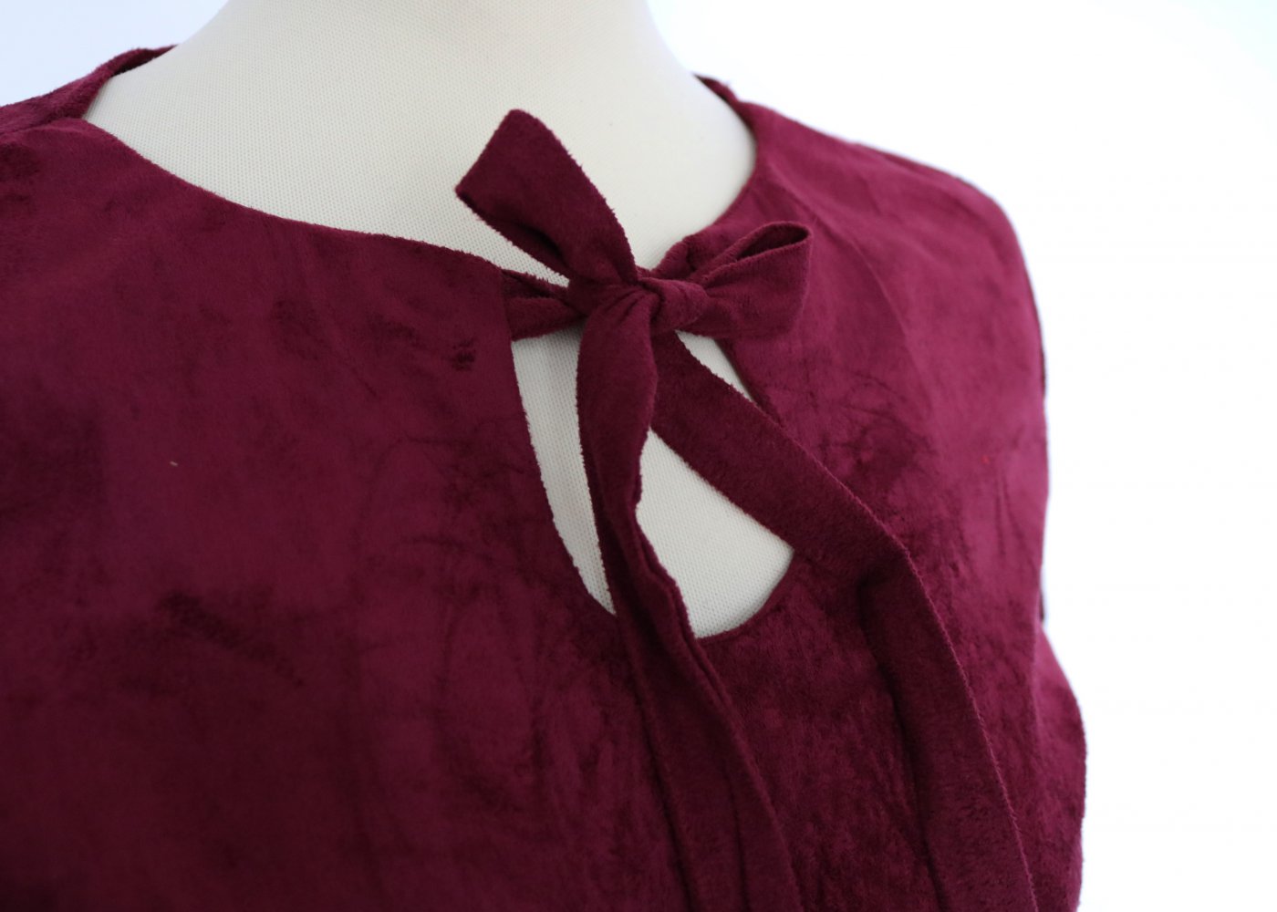dunkelrotes Mini Skaterkleid mit Schluppenkragen Velourlederoptik