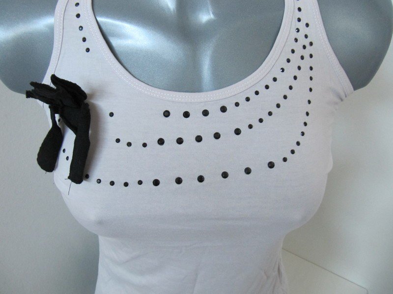 Tolles Top mit Steinchen und Schleife