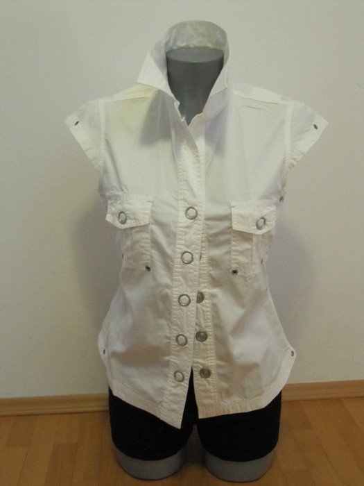 Schönes weißes Oberteil große Druckknöpfe