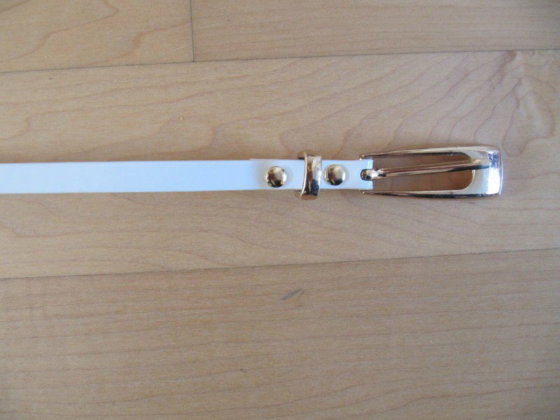 Dünner weißer Gürtel goldene Schnalle