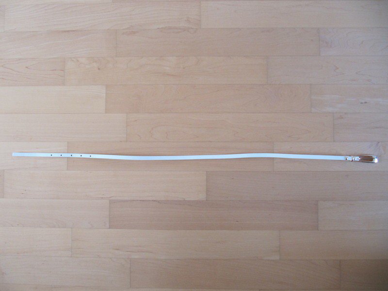 Dünner weißer Gürtel goldene Schnalle