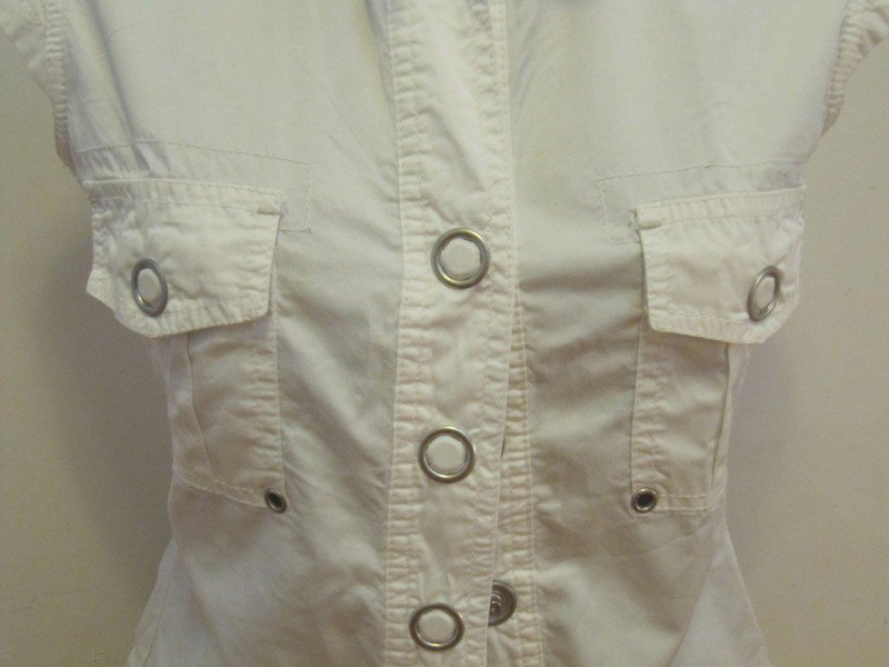 Schönes weißes Oberteil große Druckknöpfe