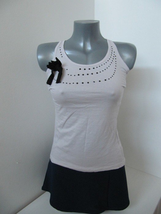 Tolles Top mit Steinchen und Schleife