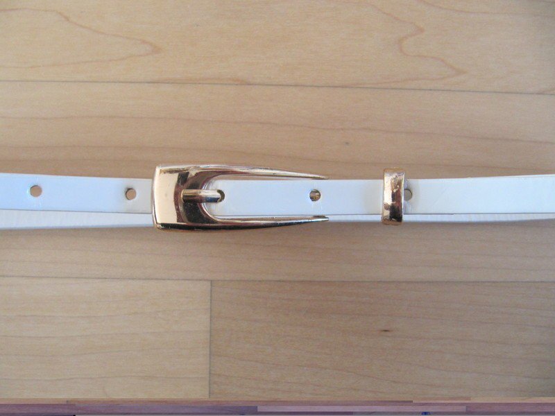 Dünner weißer Gürtel goldene Schnalle