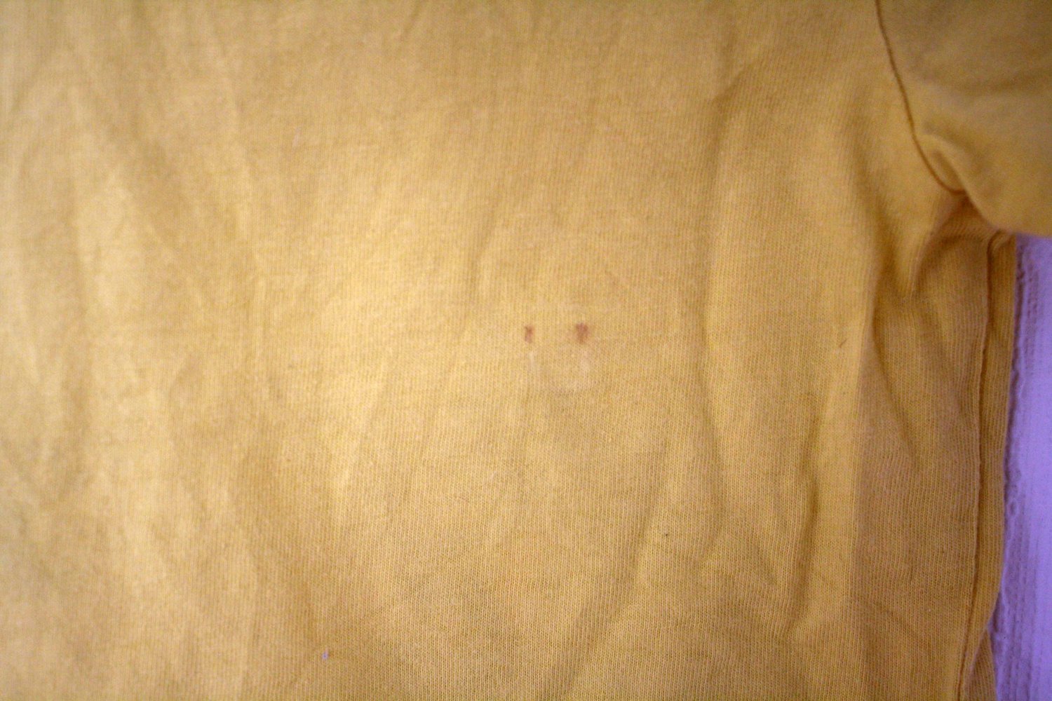 Hellgelbes T-Shirt mit Surf-Motiv