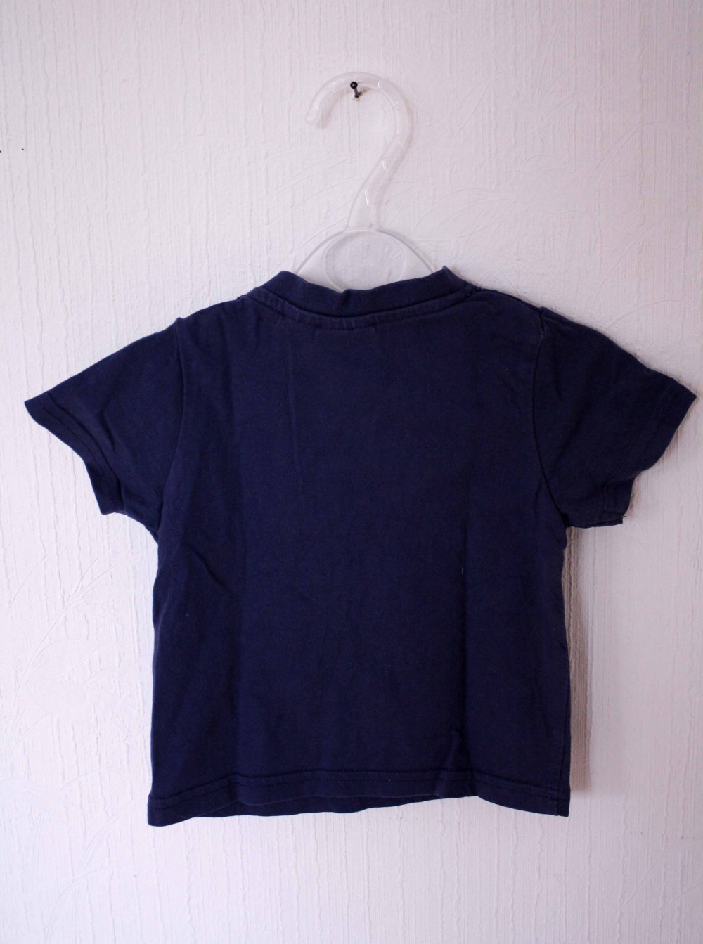 Dunkelblaues T-Shirt mit Baustellenprint