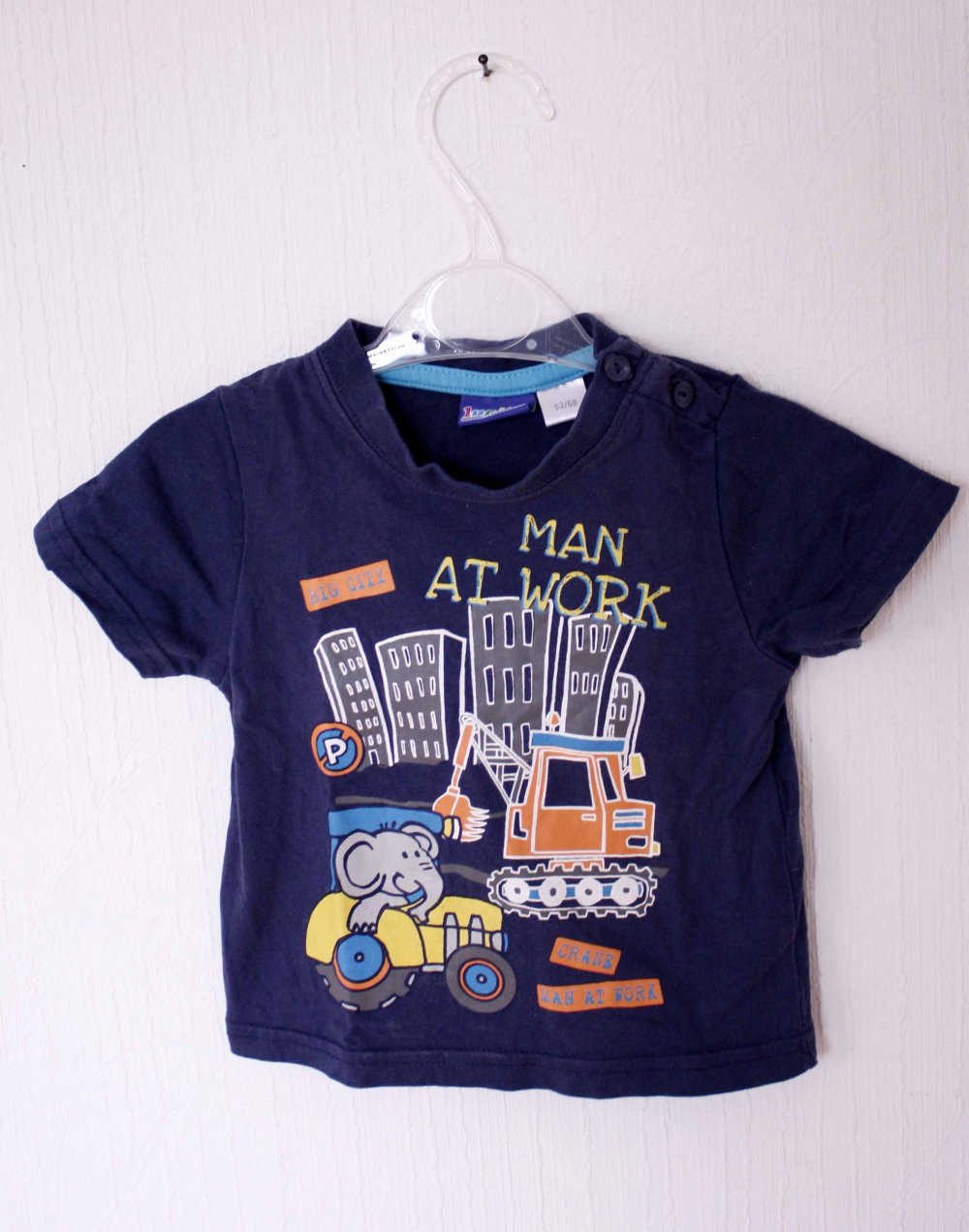 Dunkelblaues T-Shirt mit Baustellenprint