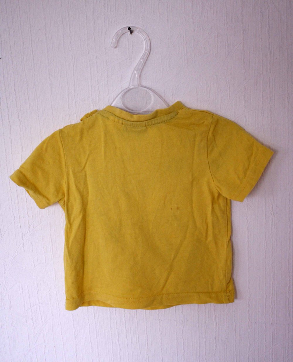 Hellgelbes T-Shirt mit Surf-Motiv