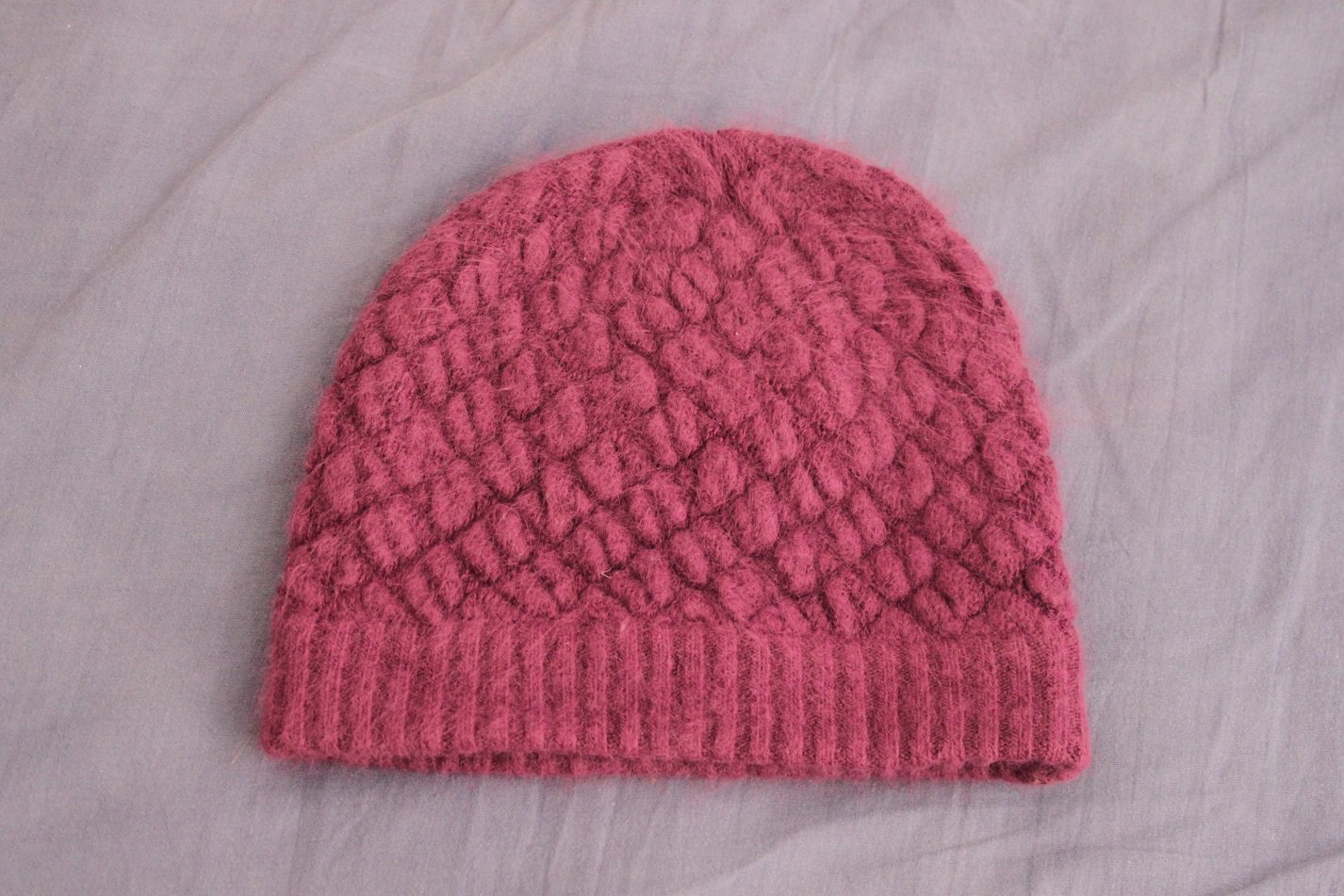 Beerenfarbene Strickmütze 