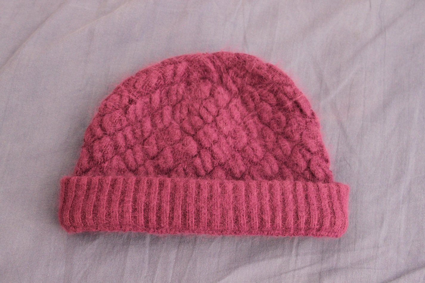 Beerenfarbene Strickmütze 