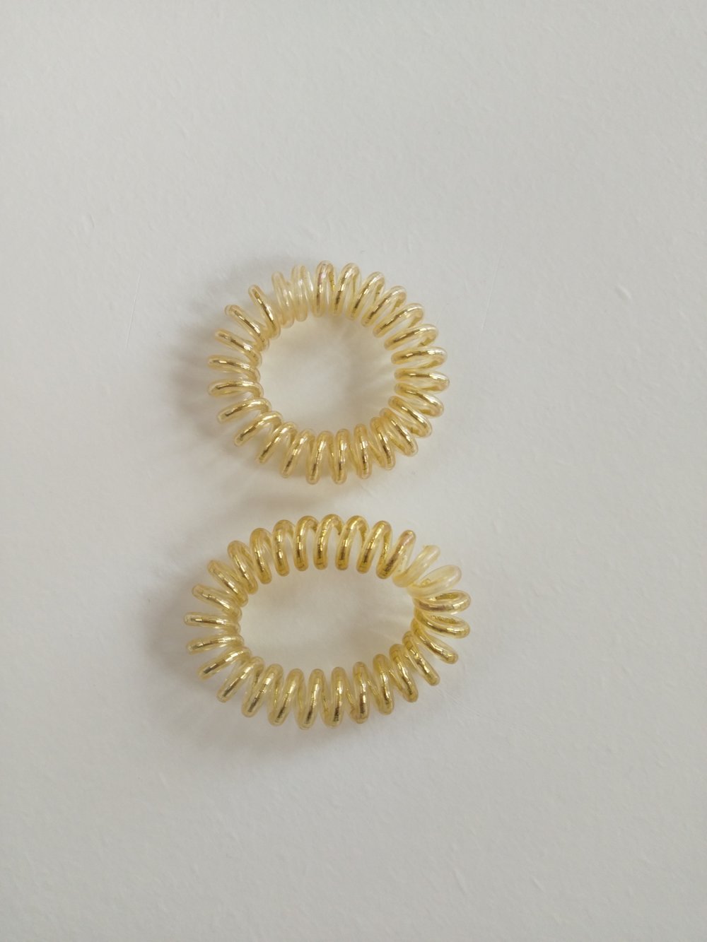2 Haargummis von Invisibobble gold 
