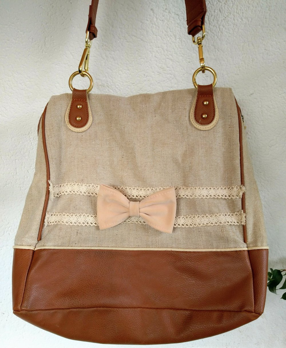 Beigefarbene Tasche 
